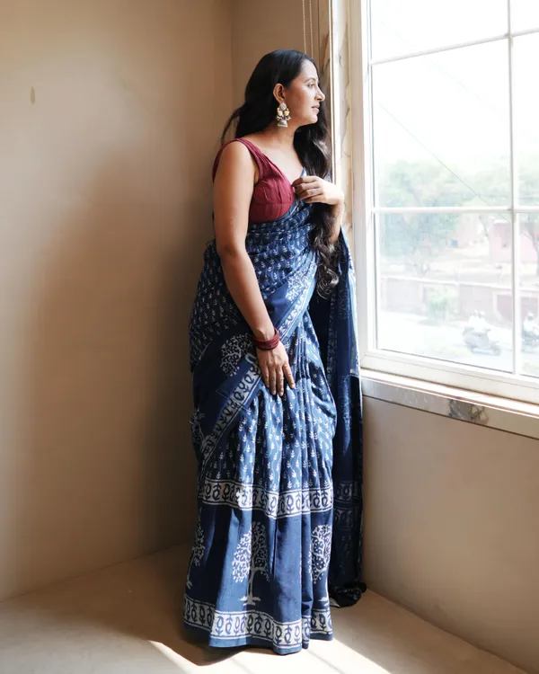 Indigo_Cotton_Butti_Dabu_Print_Mul_Saree_With_Tassels_For_Women